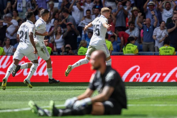 Gelandang Real Madrid, Federico Valverde, merayakan gol ke gawang RCD Mallorca dalam laga Liga Spanyol di Stadion Santiago Bernabeu, Minggu (11/9/2022).