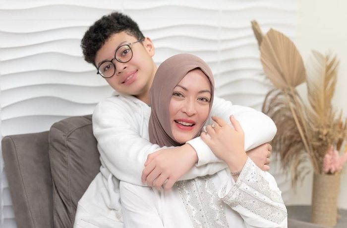 Angelina Sondakh dan Keanu Massaid  