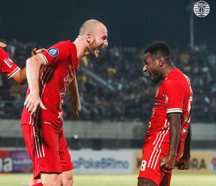 Selebrasi Michael Krmencik dan Ricky Cawor dalam laga Barito Putera vs Persija Jakarta yang berakhir dengan skor 0-1 pada pekan kesembilan Liga 1 2022/2023 di Stadion Demang Lehman, Banjarmasin, Kalimantan Selatan, Minggu (11/9/2022).