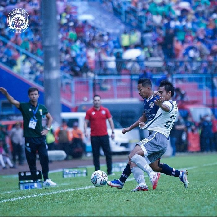 Suasana pertandingan antara Arema FC melawan Persib Bandung pada laga pekan ke-9 Liga 1 2022/2023 di Stadion Kanjuruhan, Malang, Minggu (11/9/2022).
