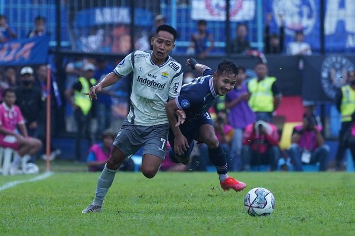 Gelandang Persib Bandung, Beckham Putra Nugraha, berduel dengan kakaknya, Gian Zola, yang bermain untuk Arema FC pada pekan kesembilan Liga 1 2022-2023.