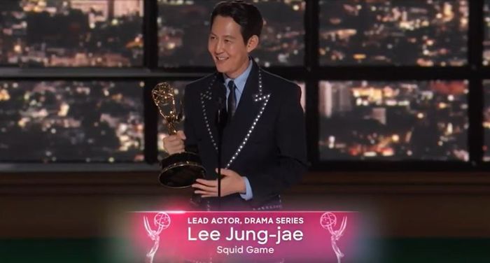 Lee Jung Jae saat memberikan pidao kemenangan di Emmy Awards 2022.