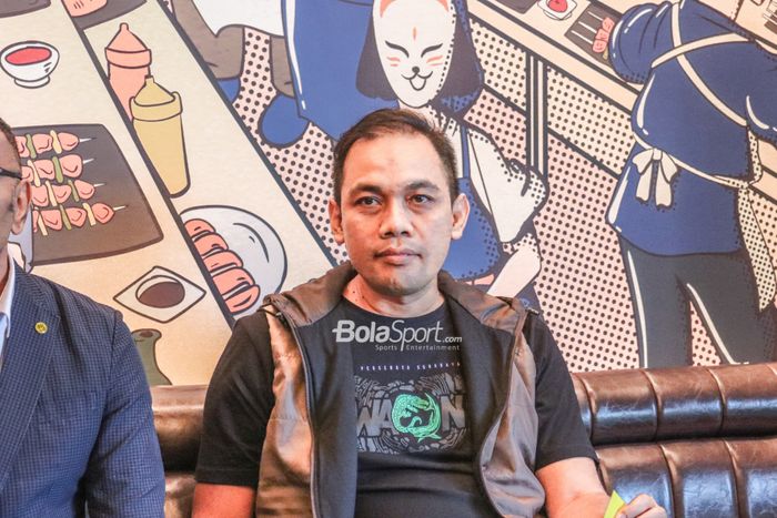 Direktur Operasional Persebaya Surabaya, Candra Wahyudi, saat sedang melakukan sesi jumpa pers di Maikeru, Jakarta, 13 September 2022.