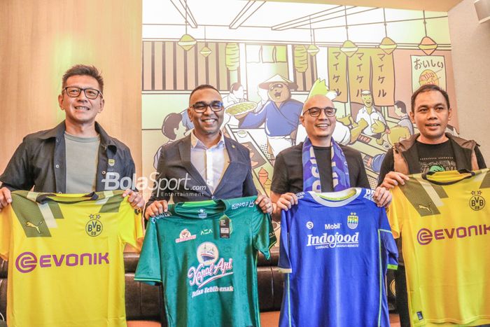 (Dari kiri ke kanan) Teddy Tjahjono selaku Direktur PT Persib Bandung Bermartabat, Suresh Letchmanan sebagai Managing Director Asia Pacific- BVB Asia Pacific PTE LTD, Candra Wahyudi selaku Direktur Operasional Persebaya Surabaya dan Arif Wicaksono sebagai CEO NineSport sedang berfoto bersama di Maik