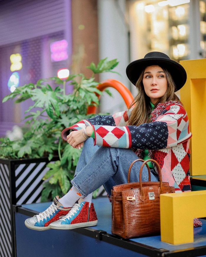 Luna Maya dengan sepaket fashion item mewah