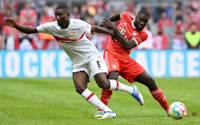 Striker Stuttgart, Serhou Guirassy, berduel dengan bek Bayern Muenchen, Dayot Upamecano, dalam laga Bundesliga di Stadion Allianz Arena, 10 September 2022.