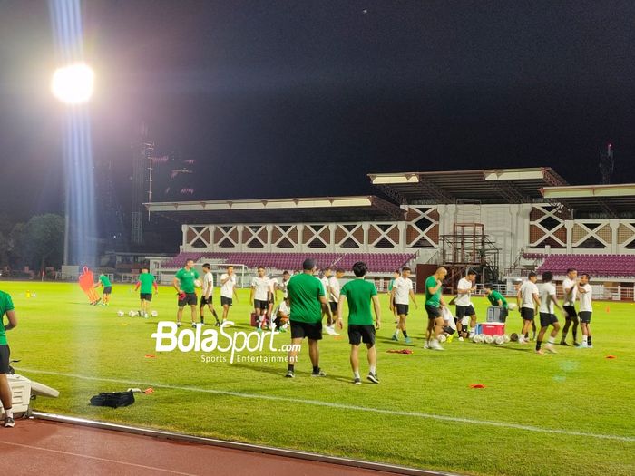 Suasana latihan timnas U-19 Indonesia jelang Kualifikasi Piala Asia U-20 2023 di Lapangan Thor, Surabaya, Selasa (13/9/2022).