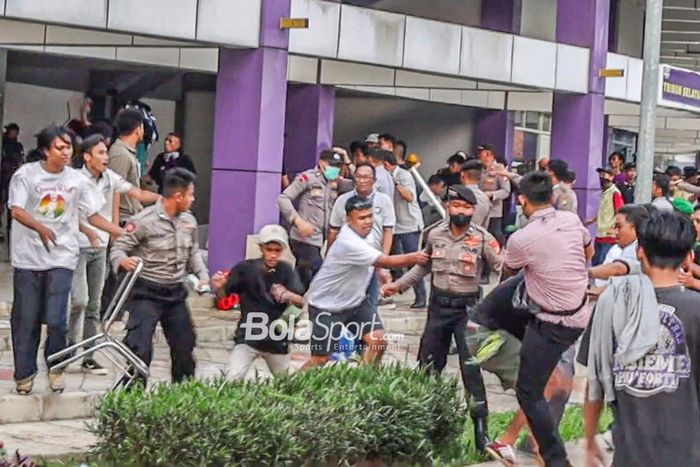 Oknum suporter PSIS Semarang dan oknum fans Persita Tangerang sempat bergesekan di Stadion Indomilk Arena, Tangerang, Banten, 14 September 2022.