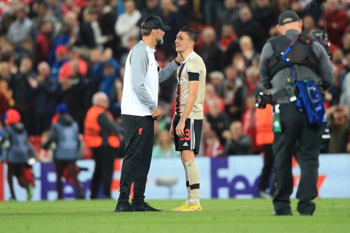 Pelatih Liverpool, Juergen Klopp, berbicara dengan penyerang Ajax, Steven Berghuis, dalam laga kedua Grup A Liga Champions di Stadion Anfield, Selasa (13/9/2022).