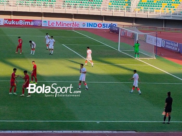 Suasana pertandingan Vietnam Vs Hong Kong dalam penyisihan grup F Kualifikasi Piala Asia U-20 2023 di Stadion Gelora Bung Tomo (GBT) Surabaya, Rabu (14/9/2022).