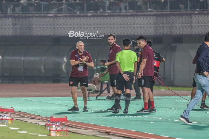 Pelatih PSM Makassar, Bernardo Tavares Fernando Jose (kiri), nampak sempat mengajukan protes ke wasit dalam laga pekan ke-10 Liga 1 2022 di Stadion Indomilk Arena, Tangerang, Banten, 15 September 2022.