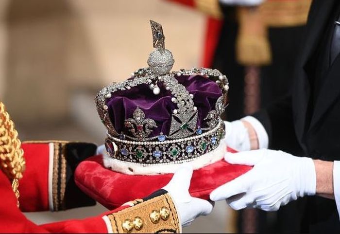 Mahkota Negara Kekaisaran dibuat pada tahun 1937.