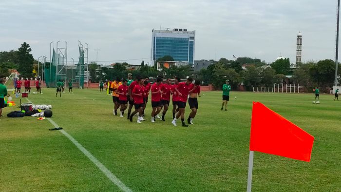 Sesi latihan timnas U-20 Indonesia di Lapangan THOR, Surabaya, Jawa Timur, Kamis (15/9/2022)