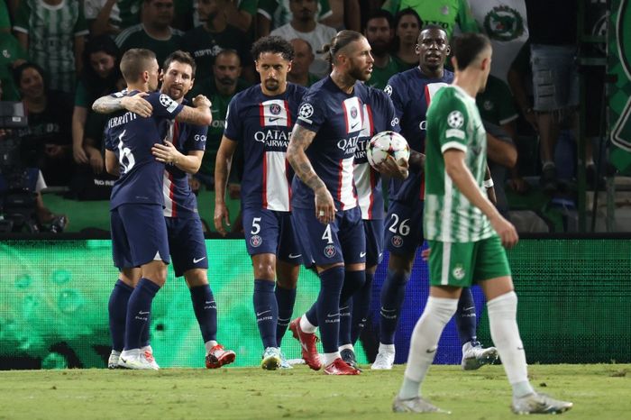 Para pemain Paris Saint-Germain merayakan gol Lionel Messi ke gawang Maccabi Haifa dalam laga kedua Grup H Liga Champions di Stadion Sammy Ofer, Rabu (14/9/2022).