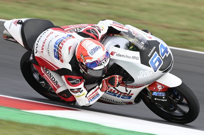 Pembalap Honda Team Asia asal Indonesia, Mario Suryo Aji, harus puas finis di posisi ke-17 setelah start dari posisi ke-28.