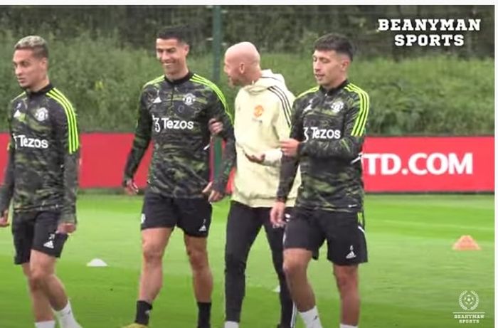 Momen Erik ten Hag bercanda sambil merangkul Cristiano Ronaldo dalam sesi latihan Manchester United.