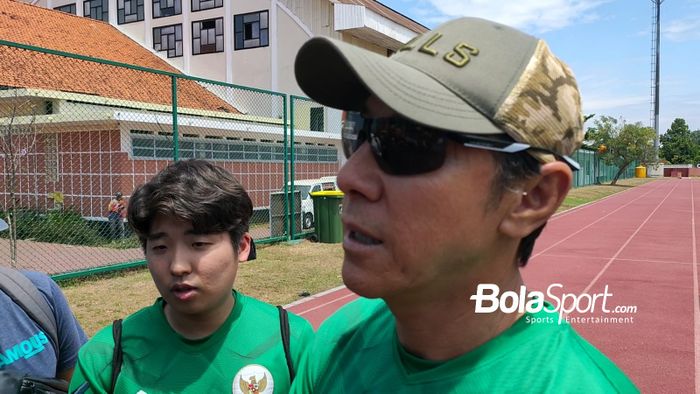 Pelatih timnas U-19 Indonesia, Shin Tae-yong saat sesi latihan di lapangan Thor, Surabaya pada Kamis (15/9/2022).