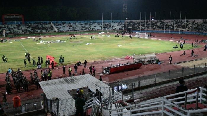 Kericuhan suporter Persebaya Surabaya, Bonek seusai melawan RANS Nusantara FC di Stadion Gelora Delta Sidoarjo, Kamis (15/9/2022).