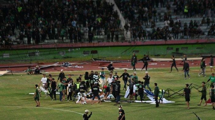 Bonek melampiaskan kekecewaan terhadap Persebaya yang telan kekalahan tiga kali beruntun pada Liga 1 2022-2023. Mereka turun lapangan dan merusak fasilitas Stadion Gelora Delta Sidoarjo,  Kamis (15/9/2022). 