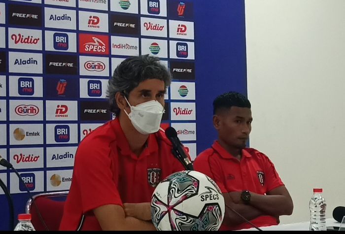 Pelatih Bali United, Stefano Cugurra (Teco) dalam sesi jumpa pers setelah laga melawan Persis Solo di Stadion Manahan, Surakarta, Kamis (15/9/2022).