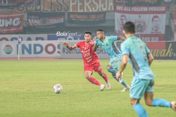 Pemain Persija Jakarta, Resky Fandi (kiri), sedang berebut dengan pilar Madura United bernama Hugo Gomes dalam laga pekan ke-10 Liga 1 2022 di Stadion Patriot Candrabhaga, Bekasi, Jawa Barat, 17 September 2022.