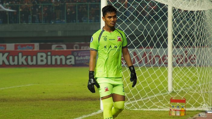 Penjaga gawang Madura United, Miswar Saputra dalam laga pekan ke-10 Liga 1 2022/2023 melawan Persija Jakarta di Stadion Candrabhaga, Bekasi, Sabtu (17/9/2022).