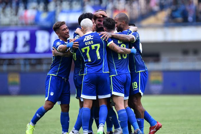Persib Bandung merayakan gol yang tercipta saat melawan Barito Putera pada pekan ke-10 Liga 1 2022-2023.