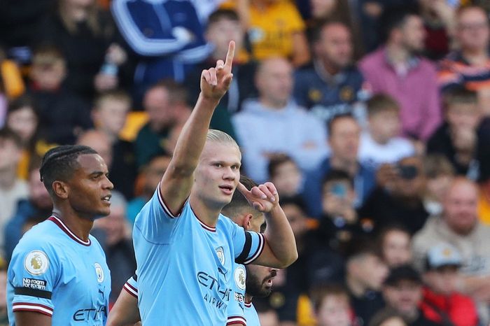 Erling Haaland merayakan golnya dalam duel Liga Inggris antara Wolves vs Manchester City di Molineux (17/9/2022).