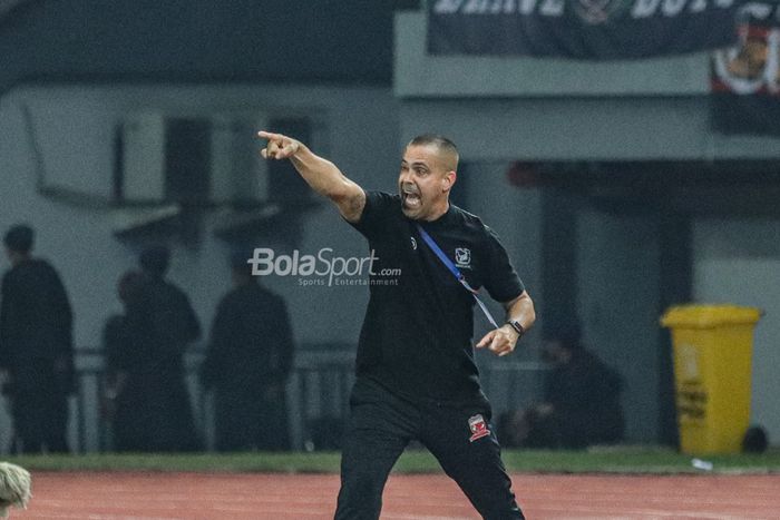 Pelatih Madura United, Fabio Lefundes, sedang memberikan intruksi kepada para pemainnya dalam laga pekan ke-10 Liga 1 2022 di Stadion Patriot Candrabhaga, Bekasi, Jawa Barat, 17 September 2022.