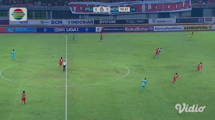 Momen kontroversial pada laga Persija Jakarta vs Madura United, Sabtu (17/9/2022). 