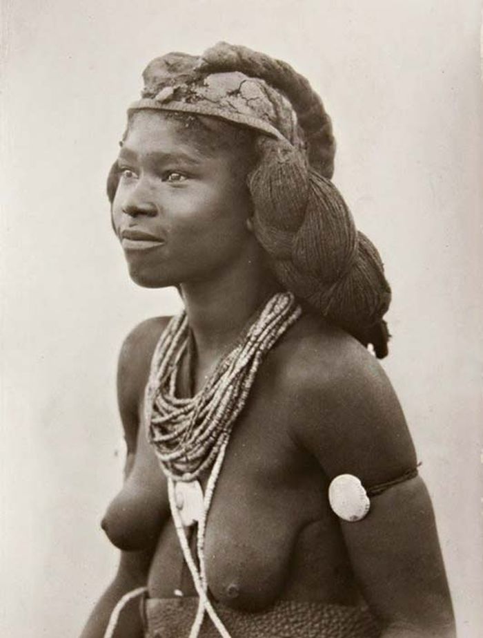 Seorang wanita muda cantik dari suku Mbalantu memakai rambutnya sebagai hiasan kepala, menandakan bahwa dia sudah menikah.