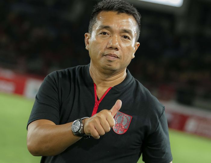 Caretaker pelatih Persis Solo, Rasiman, merayakan kemenangan timnya atas Bali United pada pekan ke-10 Liga 1 2022-2023.