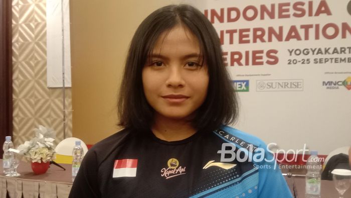 Pebulu tangkis tunggal putri Indonesia, Komang Ayu Cahya Dewi, ketika menghadiri konferensi pers Indonesia International Series 2022 di Hotel Victoria, Yogyakarta, 19 September 2022.  Komang sendiri menjadi unggulan pertama di turnamen ini.