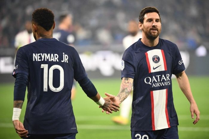 Lionel Messi dan Neymar dalam laga kontra Lyon pada lanjutan Liga Prancis 2022-2023.