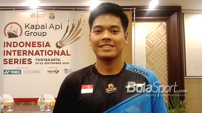 Pebulu tangkis tunggal putra Indonesia, Syabda Perkasa Belawa, ketika ditemui di sela-sela konferensi pers Indonesia International Series 2022  di Hotel Victoria, Yogyakarta, 19 September 2022. Syabda merupakan salah satu pemain unggulan pada turnamen ini.