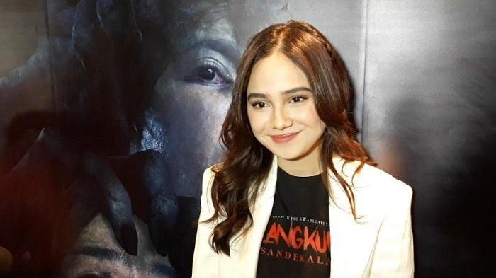 Syifa Hadju dengan tampilan rambut panjang.