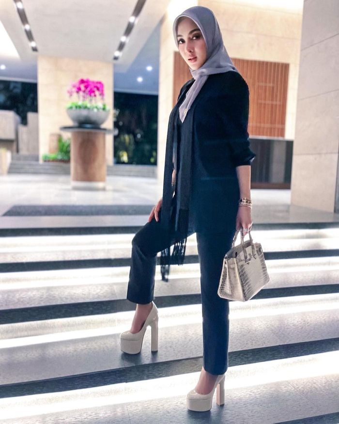 Penampilan semampai Syahrini pakai sepatu platform heels