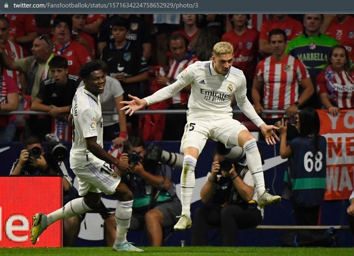 Selebrasi Fede Valverde usai menjebol gawang Atletico Madrid yang membantu Real Madrid menang 2-1 di Stadion Wanda Metropolitano.