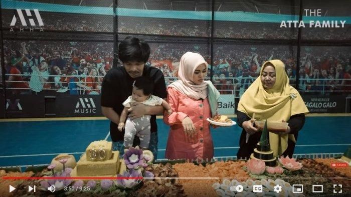 Atta Halilintar, Aurel Hermansyah dan Ameena syukuran Youtube AH. 