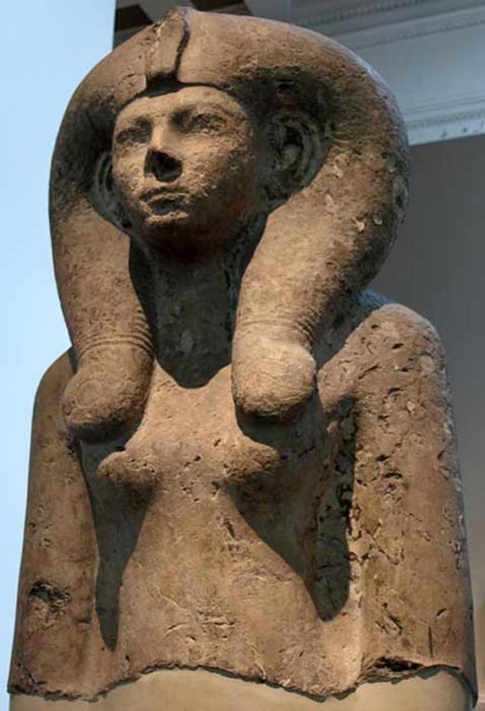 Patung raksasa Ratu Ahmes-Merytamun (Ahmose-Meritamon), mengenakan wig Hathor. Dinasti ke-18, sekitar tahun 1550 SM.