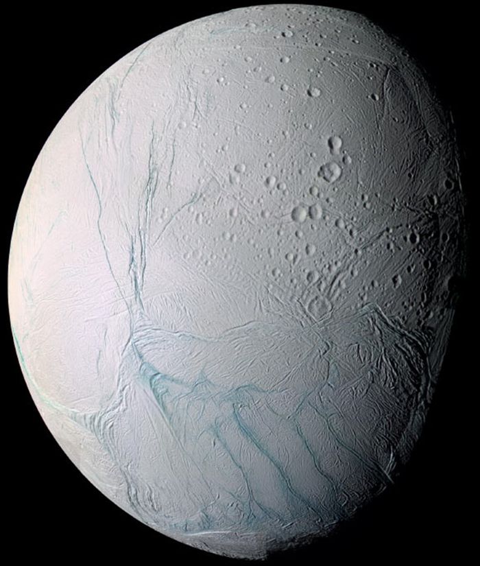 Sebuah studi baru oleh Fifer et al menunjukkan kondisi yang lebih menguntungkan bagi kehidupan di lautan Enceladus daripada perkiraan sebelumnya, dan memberikan potensi batas atas jumlah biomassa di lautan karena banyaknya bahan yang berguna secara biologis.