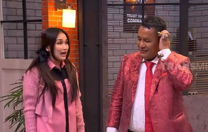 Momen ketika Ayu Ting Ting sindir Hotman Paris yang pernah jadi pengacara Enji Baskoro.
