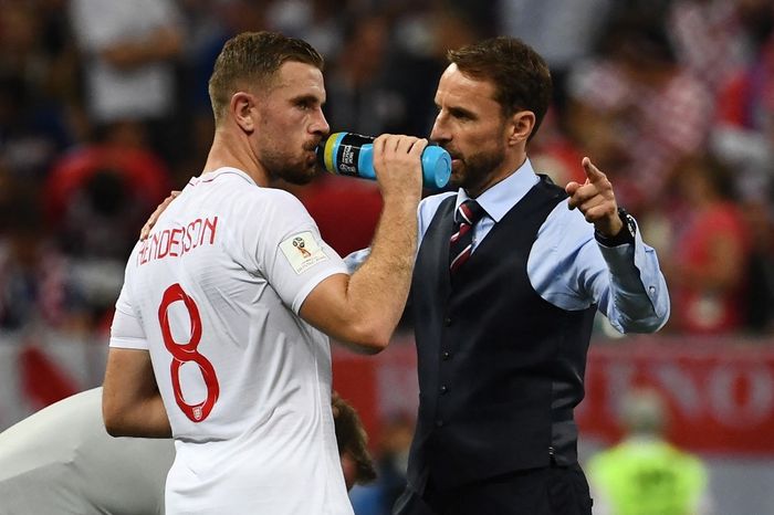 Gelandang timnas Inggris, Jordan Henderson, mendengarkan arahan dari pelatih Gareth Southgate dalam laga semifinal Piala Dunia 2018 kontra timnas Kroasia di Stadion Luzhniki, 11 Juli 2018.