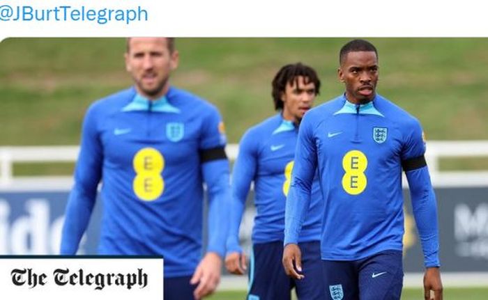 Striker Brentford, Ivan Toney, mengikuti sesi latihan timnas Inggris bareng Harry Kane dan Trent Alexander-Arnold.