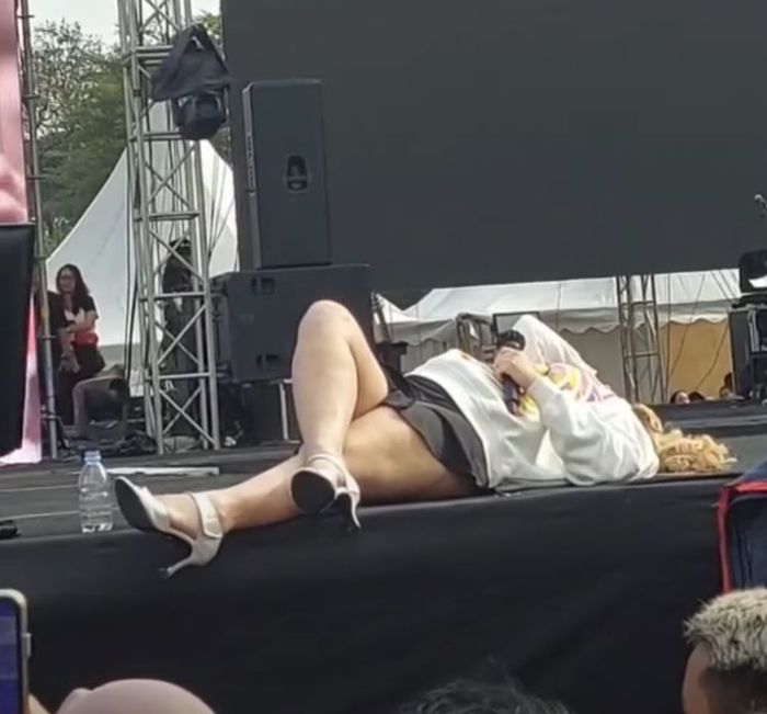 Pinkan Mambo buka suara usai tiduran di panggung. 