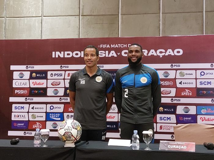 Pelatih Timnas Curacao, Remko Bicentini bersama Kapten, Cuco Martina dalam jumpa pers jelang laga melawan Timnas Indonesia di Hotel Haris, Bandung, Jumat (23/9/2022).