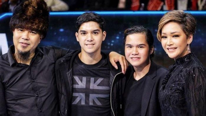 Ahmad Dhani dan Maia Estianty bersama kedua anaknya.