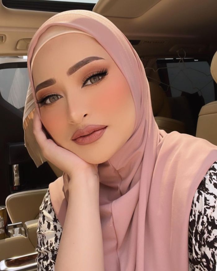 Nathalie Holscher tampil dengan wajah mulus tak berpori hasil filter