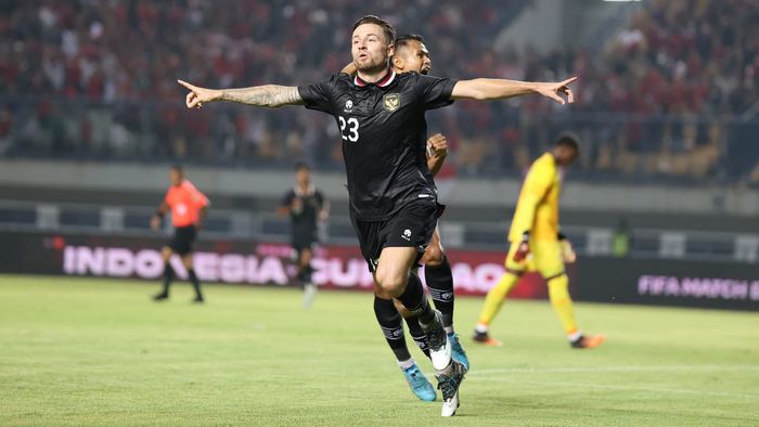 Pemain timnas Indonesia, Marc Klok melakukan selebrasi usai mencetak gol ke gawang Curacao di Stadion Gelora Bandung Lautan Api, Bandung, Jawa Barat, Sabtu (24/9/2022).