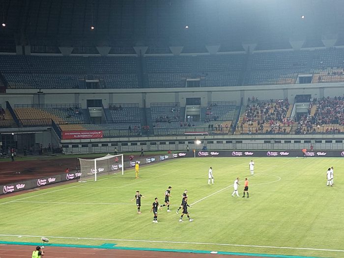 Para pemain timnas Indonesia merayakan gol yang dicetak Dimas Drajad dalam pertandingan melawan Curacao di Stadion GBLA, Sabtu (24/9/2022) 